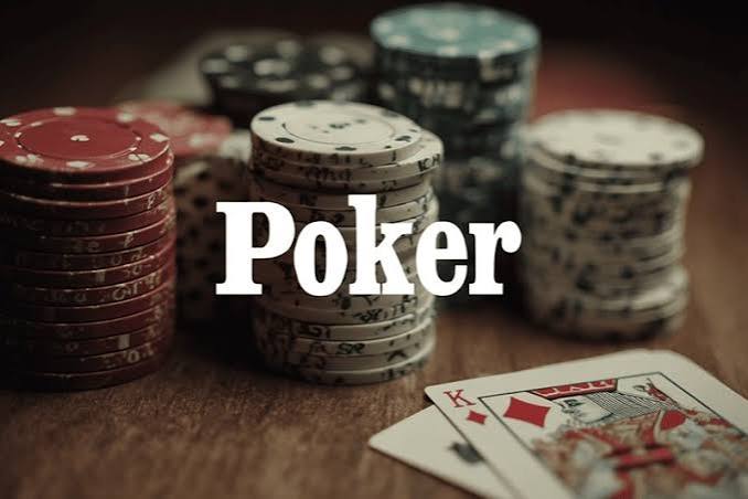 Chip Poker xếp tầng bên cạnh đồng hồ giới hạn phiên chơi